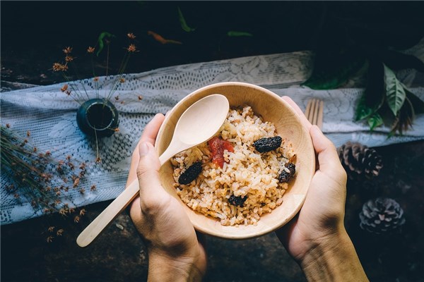 梦到吃大餐预示着什么 梦到一个人吃饭有什么寓意插图